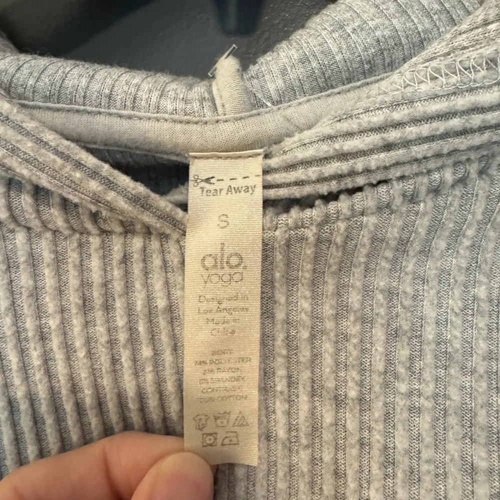 ALO Yoga Light Gray Ribbed Cropped Sweatshirt - Picture 3 of 3